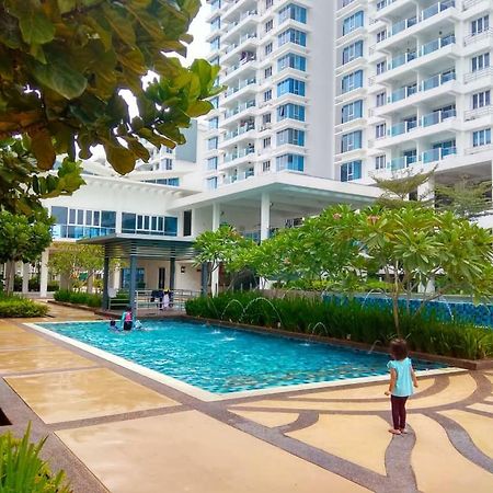 Putra 1 Pool Homestay Bandar Seri Putra Kampong Sungai Buah Екстер'єр фото