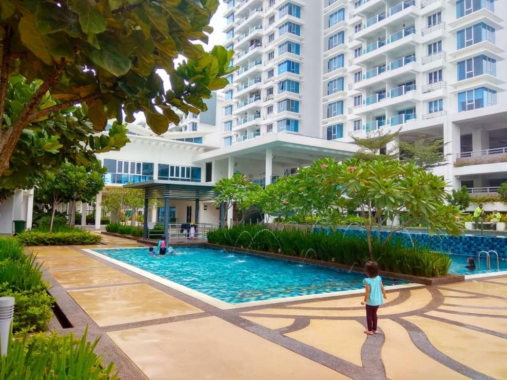 Putra 1 Pool Homestay Bandar Seri Putra Kampong Sungai Buah Екстер'єр фото