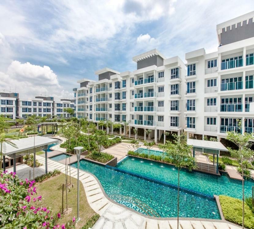 Putra 1 Pool Homestay Bandar Seri Putra Kampong Sungai Buah Екстер'єр фото